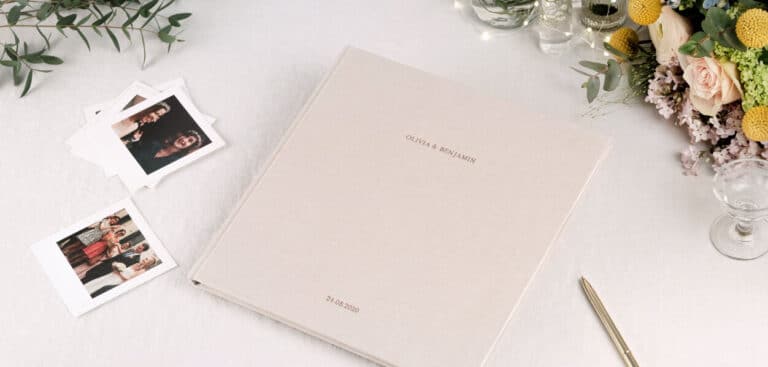 livre d'or beige mariage avec photo sur la table nappe blanche et fleur