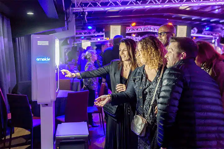soirée photobooth groupe fille selfie appuie écran tactile tirage photo impression