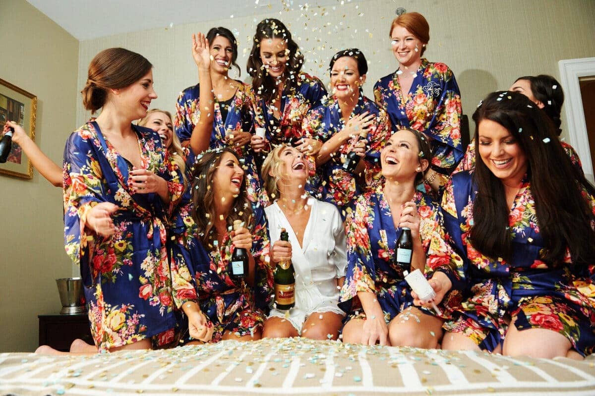 photographie femme peignoir enterrement vie de jeune fille célébration rire champagne sur un lit