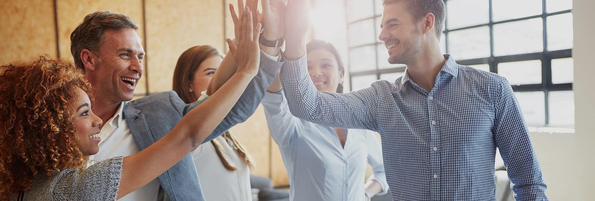 integration dans l'équipe team building tape dans les mains