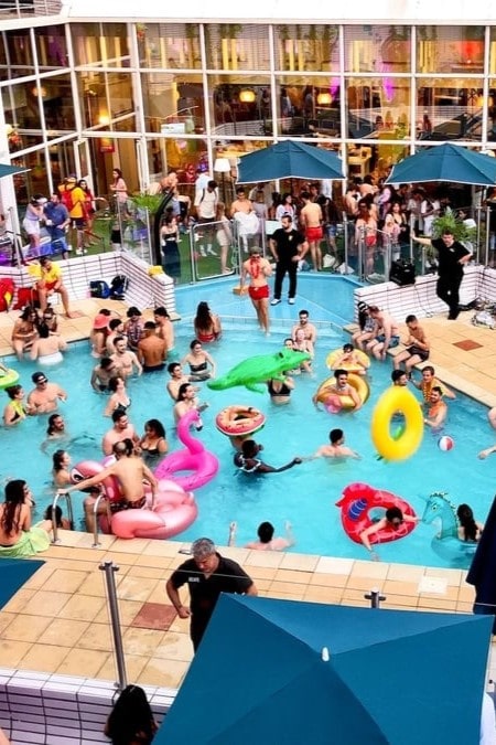 summer party pool piscine bouée gonflable animation fête