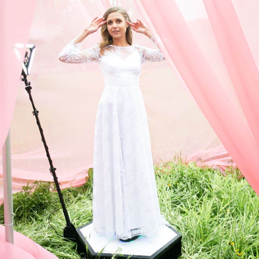 robe mariée blanche animation video photobooth 360 herbe voile rose camera gopro go pro bras qui tourne