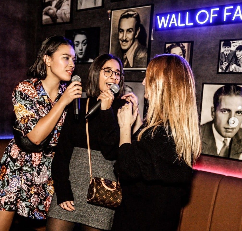 bam karaoké entre copines micro femme wall of fame mur photo chanter