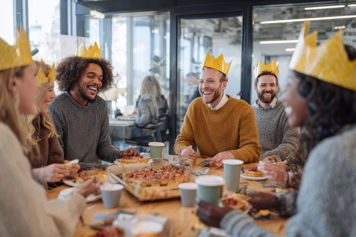 Célébration de la Galette des Rois en entreprise avec équipe de collègues avec couronnes dorées