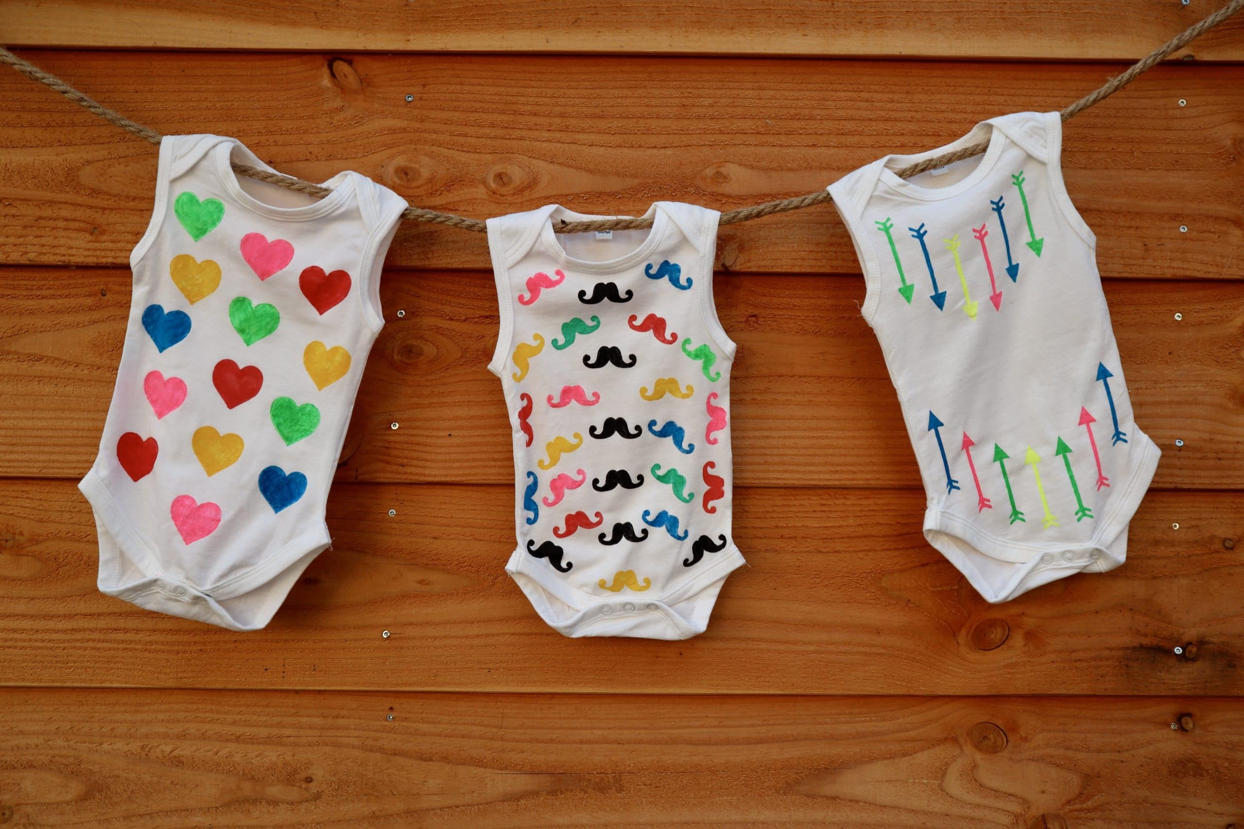 customiser body bébé naissance 0 1 mois moustache coeur fleche deco activité de baby shower creative