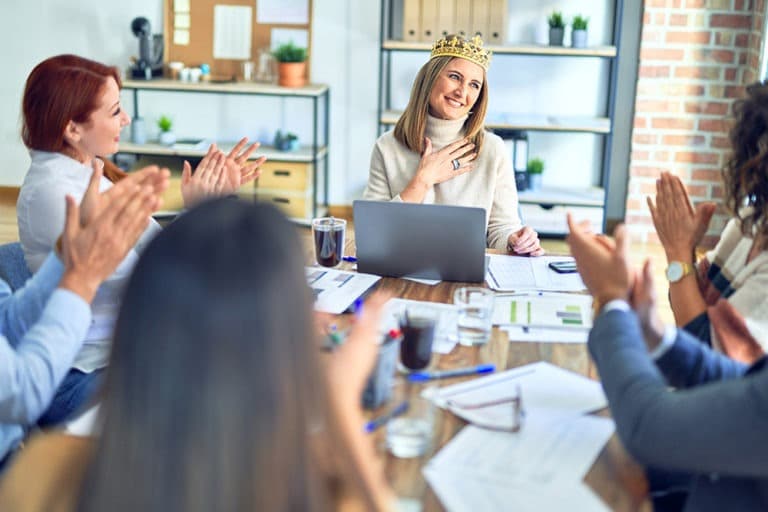 entreprise fête galette des rois femme couronne sur la tete bureau réunion