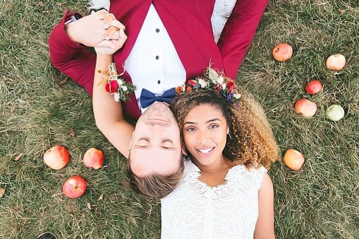 mariage bohème photo mariées allongés dans l'herbe champ de pommes au sol verger costume terracota rouge