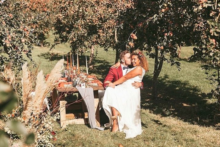 mariage bohème verger couple amoureux baiser table en bois rustique pommier en fleur
