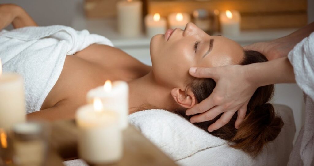 détente spa massage femme tête serviette blanche bougie cranien