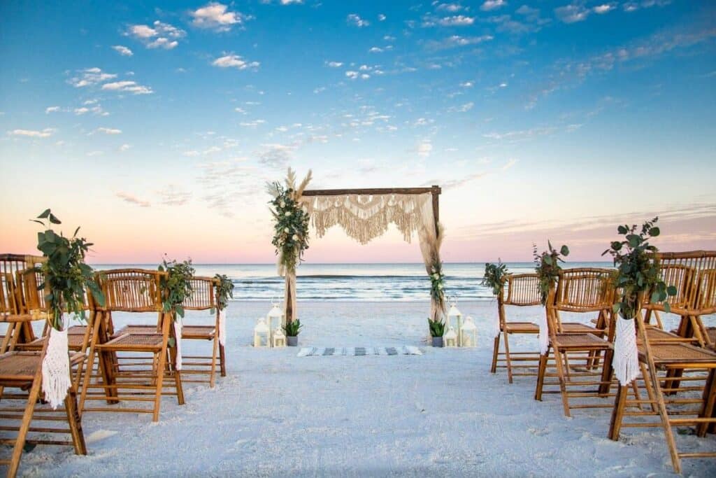 plage bohème décoration lieu de mariage face à la mer arche en bois flotté