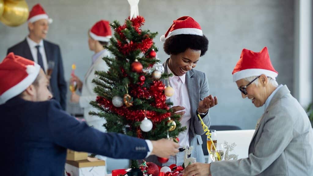 abre de noel entreprise salariés avec chapeau rouge du père noel bureau