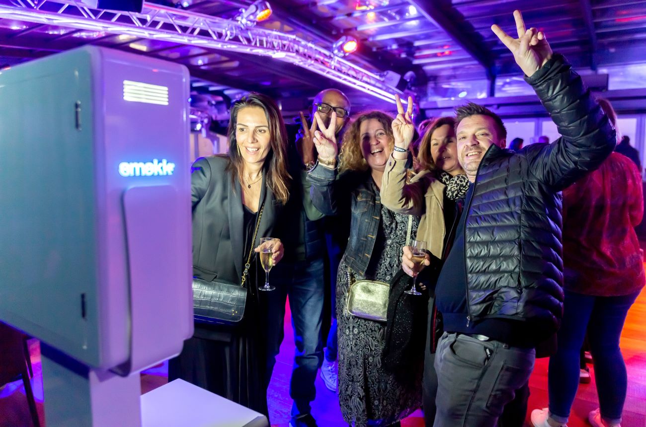 photobooth smakk borne photo blanche impression selfie groupe heureux