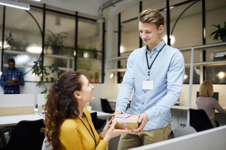 Idée cadeau pour un pot de départ : 30 idées classées par budget
