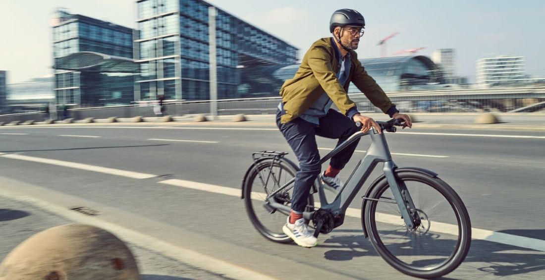 vélo électrique canyon homme rue hmme avec casque protection