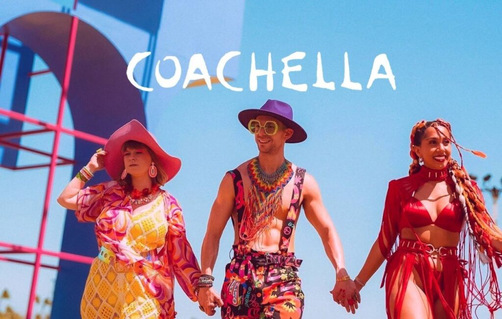 coachella party theme look tenue chapeau lunettes soleil ciel bleu