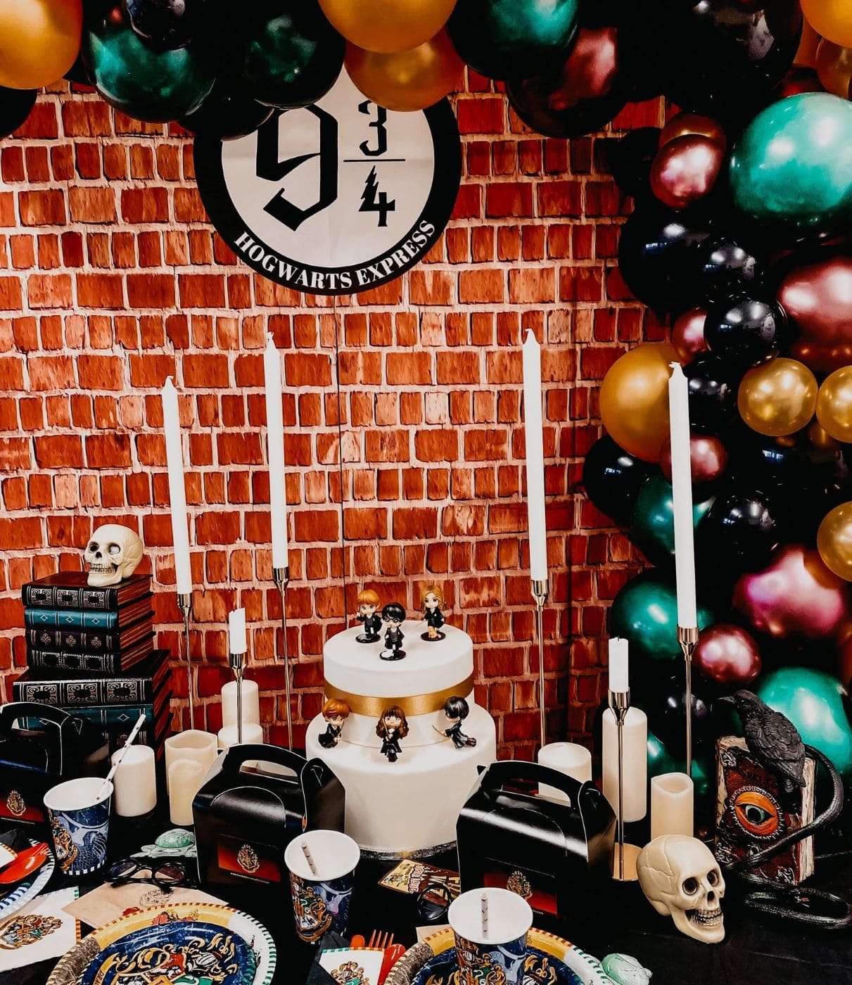 décoration anniversaire harry potter mur brique quai 9 3/4 bougie ballon accessoires poudlard