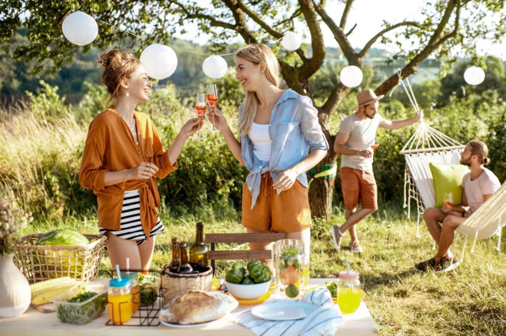 garden party fête jardin su de la france verres de rosé hamac table guirlande arbre