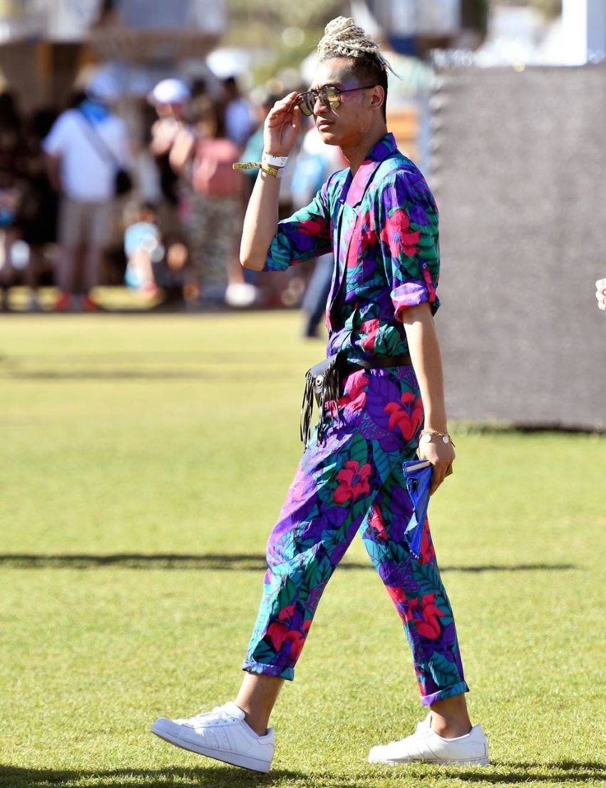 style homme tenue coachella motif floral bleu plein soleil