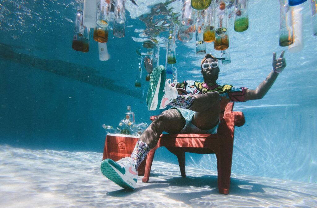 pool party sneaker chaise au fond de la piscine glacière bouteille alcool