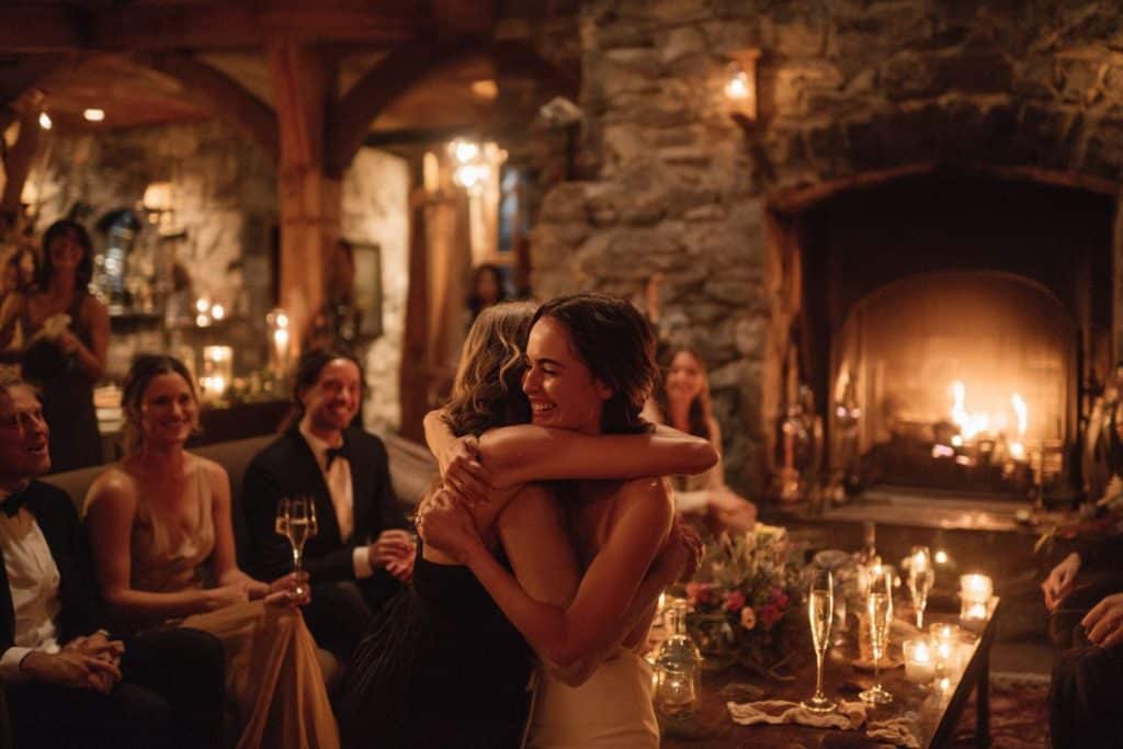 Moment d'émotion authentique lors d'un mariage simple et intimiste organisé dans le salon d'une villa privée, la mariée embrassant sa mère