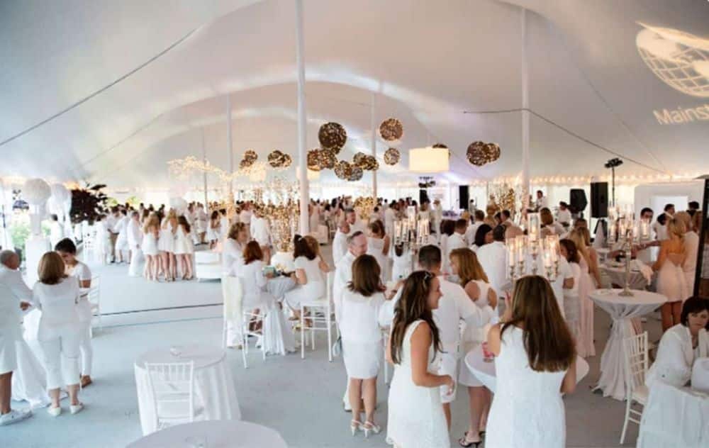 mariage theme soirée blanche décor tente chapiteau invités robe blanc