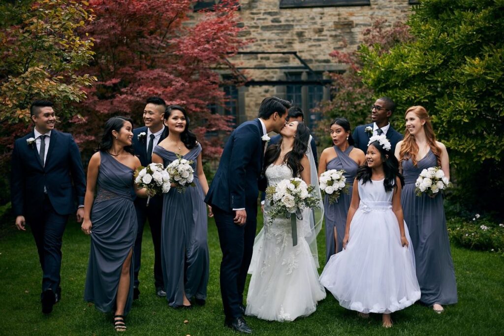 photo de groupe mariage robe mariée bouquet témoin jardin décor extérieur
