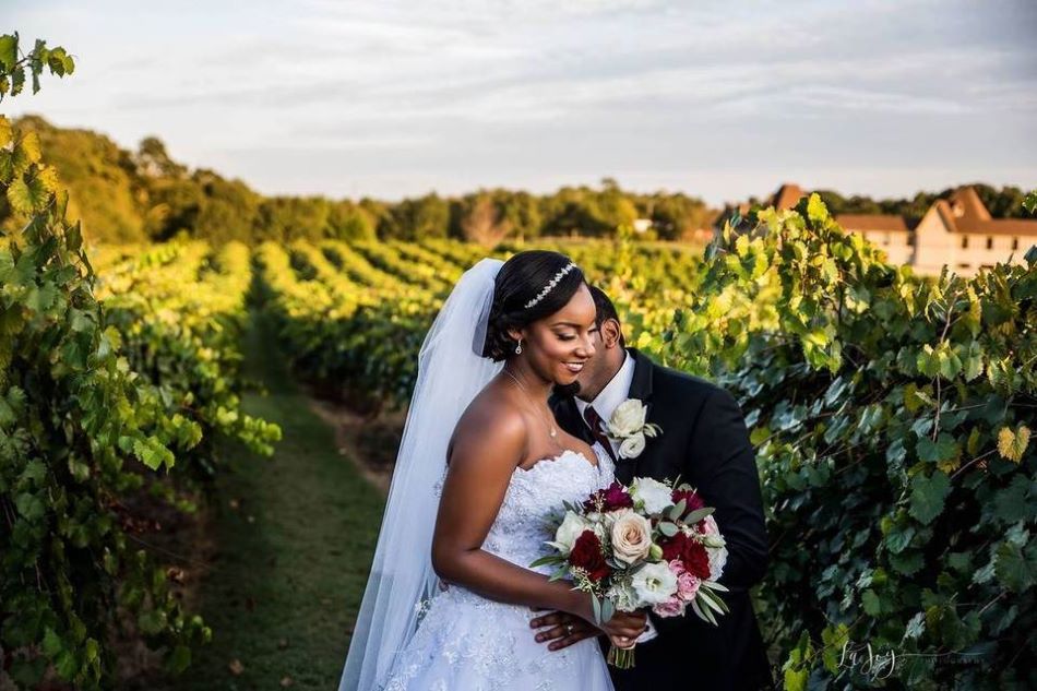 chateau domaine viticole mariage dans les vignes couple mariés bouquet embrassade cou