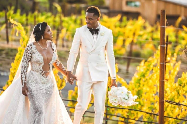 Couple de mariés se promenant dans les vignes