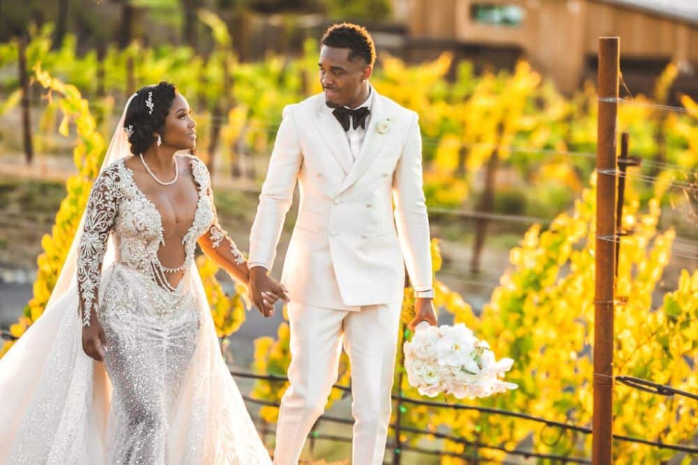 couple afro se baladant dans les vignes mariés cérémonie mariage