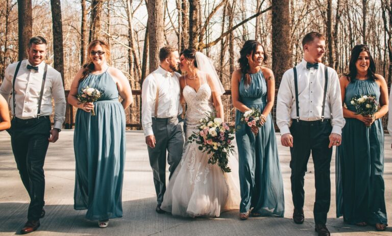 idée photo mariage invités mariés robe verte champetre bretelle