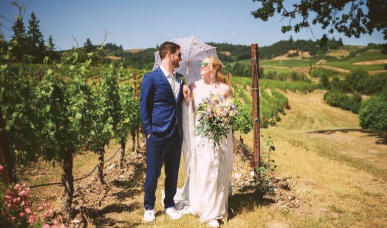 mariage dans les vignes couple mariés plein éé soleil vignoble robe blanche costume bleu basket