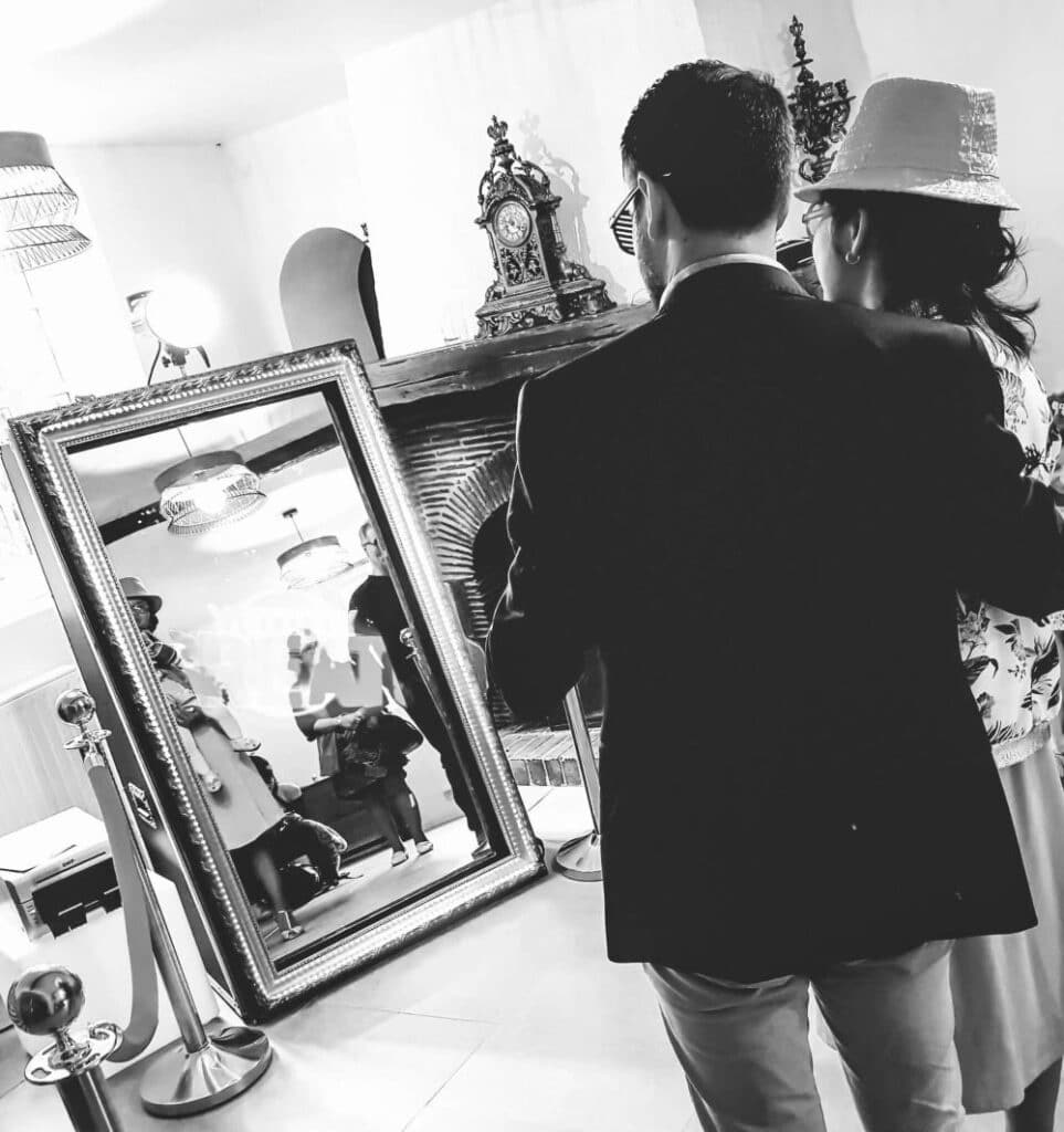 photo mariage noir et blanc invités devant miroir cadre vintage tableau photobooth