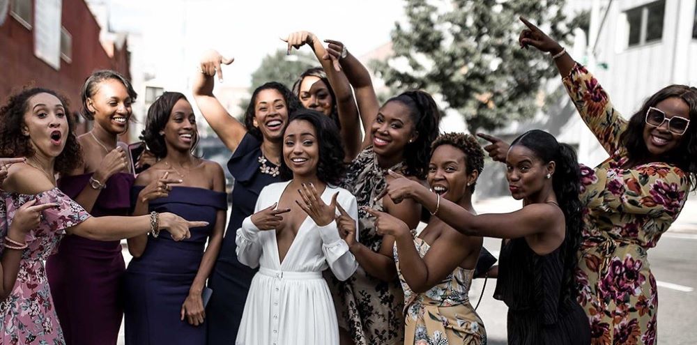 photo de mariage groupe des demoiselles d'honneur amies proche afro