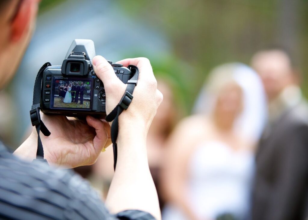 photographe de mariage appareil photo canon écran arroere flash sorti mariés dans le flou hors focus