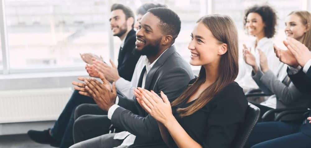 conférence séminaire d'entreprise applaudissement équipe salariés