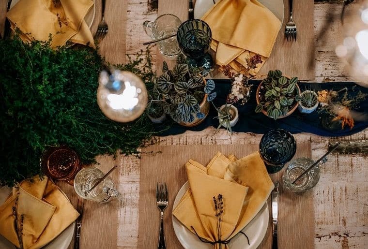 table mariage éco responsable couleur jaune et bois clair naturel chemin de table plante verte