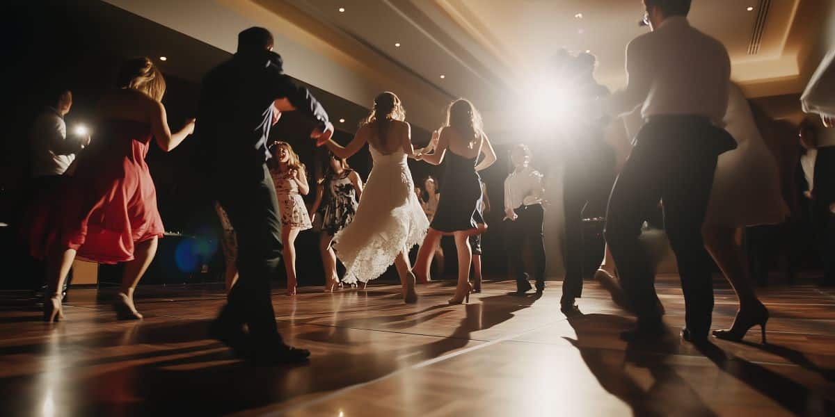 ambiance danse invités mariage piste de danse parquet vue de dos