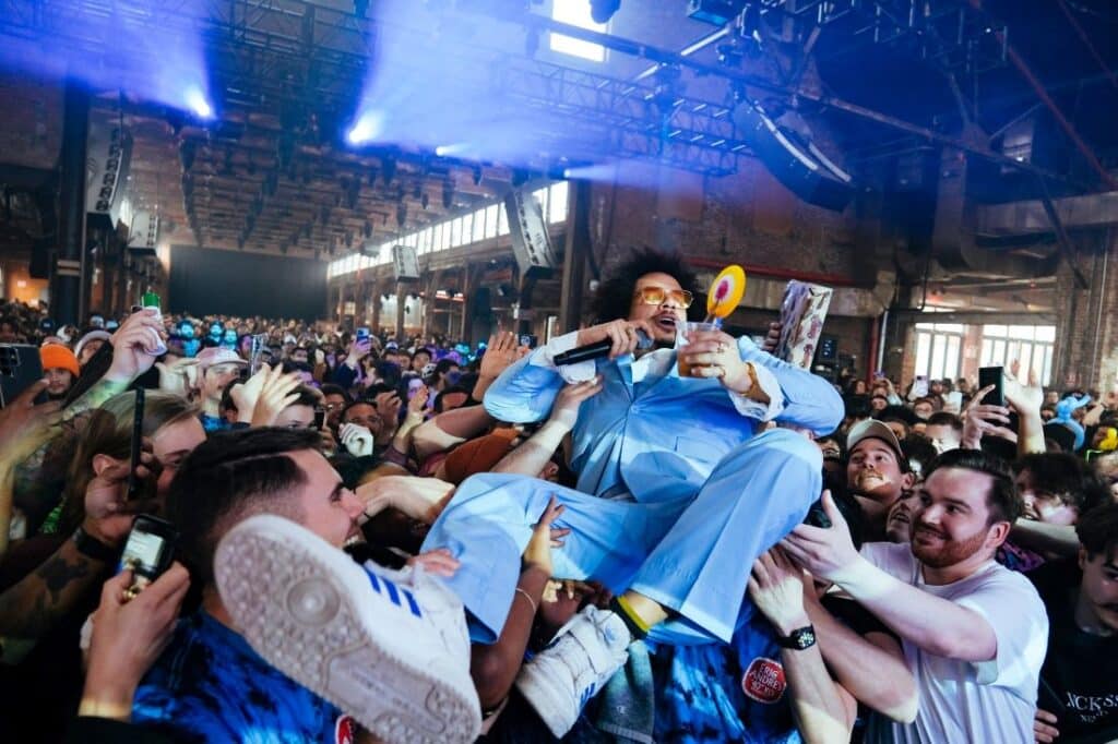 soirée d'anniversaire d'eric andré pour ses 40 ans costume bleu micro foule en délire