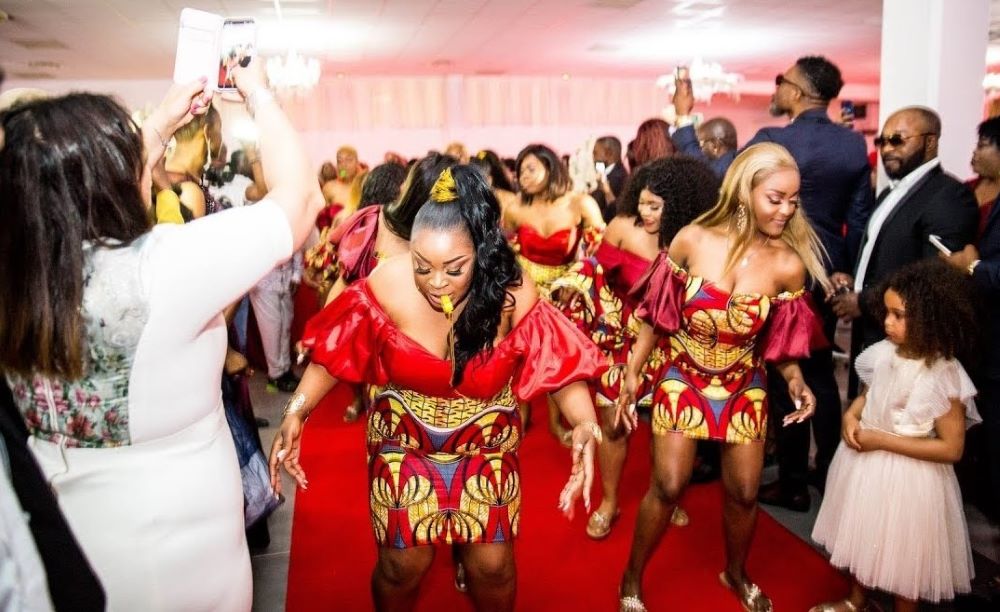 flashmob mariage congolais rumba tenue traditionnelle wax invités tapis rouge salle réception