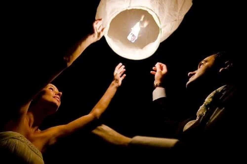lancer lanterne volante mariage mariés robe allumer feu