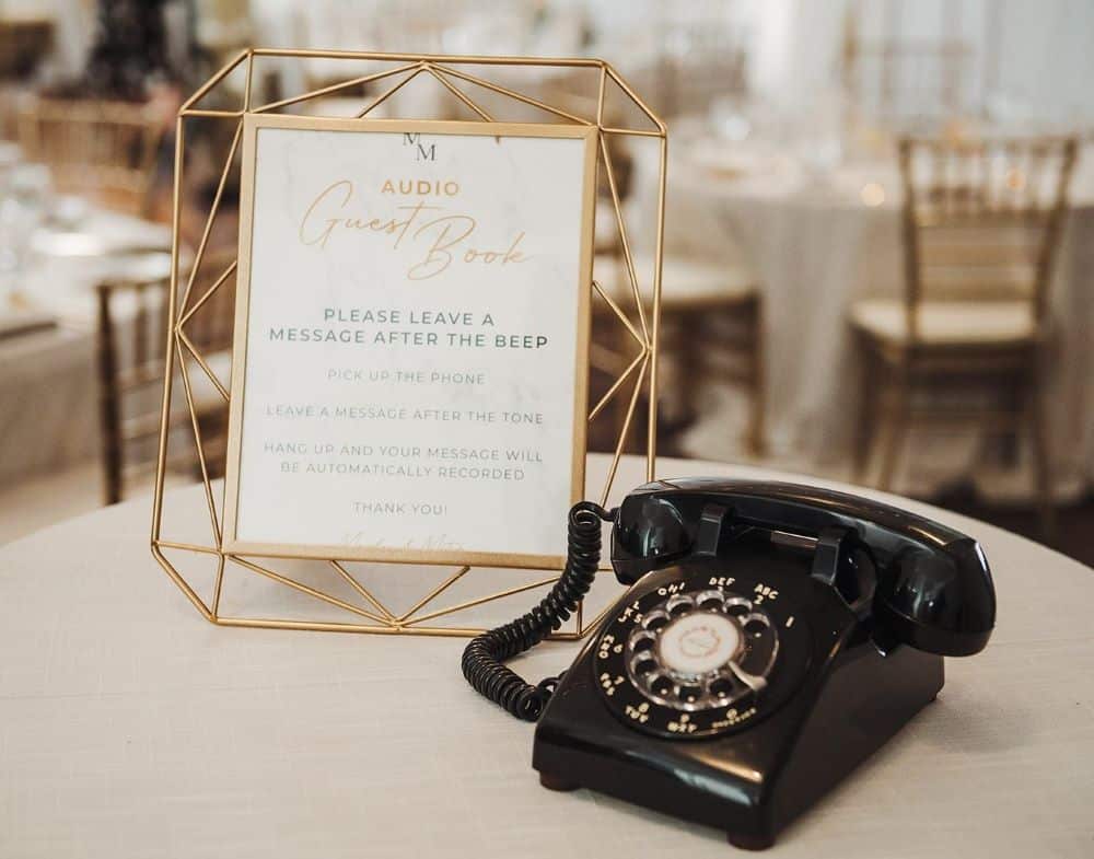 livre or mariage audio téléphone vintage noir combiné rond support or table salle