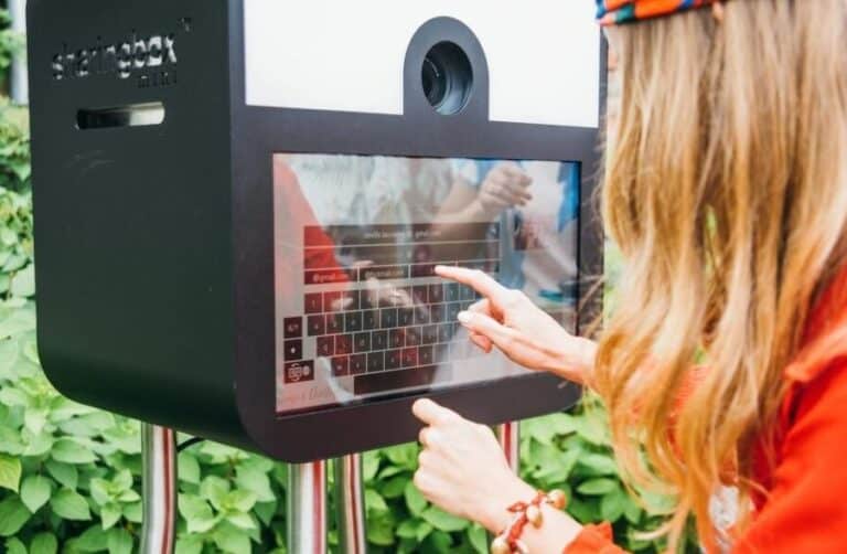 écran tactile clavier virtuel borne photobooth sharingbox femme doigt