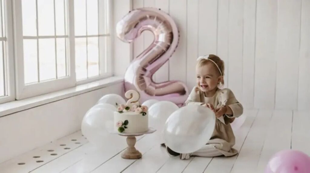 anniversaire fille 2 ans joue au sol avec ballons gonflables