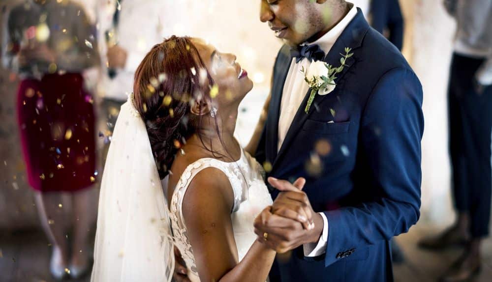 couple mariés cérémonie mariage afro danse jeu de regard amour
