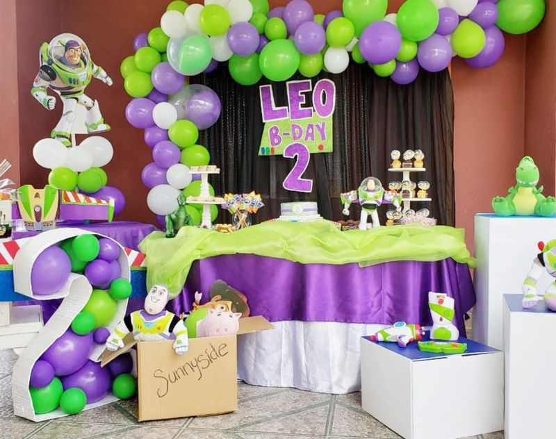décoration anniversaire buzz l'éclair violet vert léo ballon gonflable disney deco 2 ans