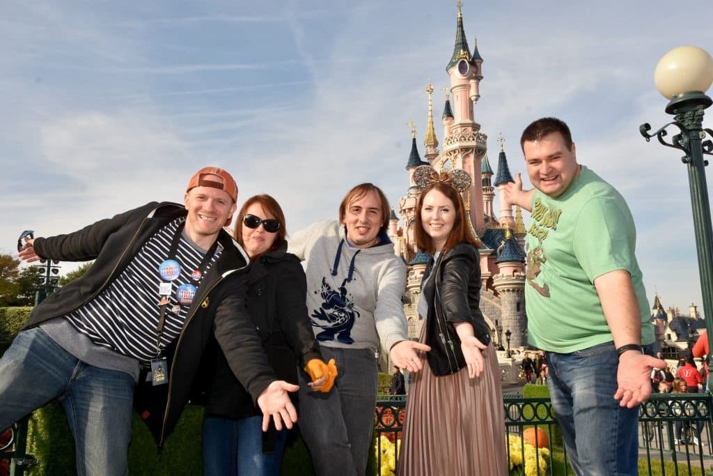 photo amis devant le chateau cendrillon disnayland paris parc à thème attraction