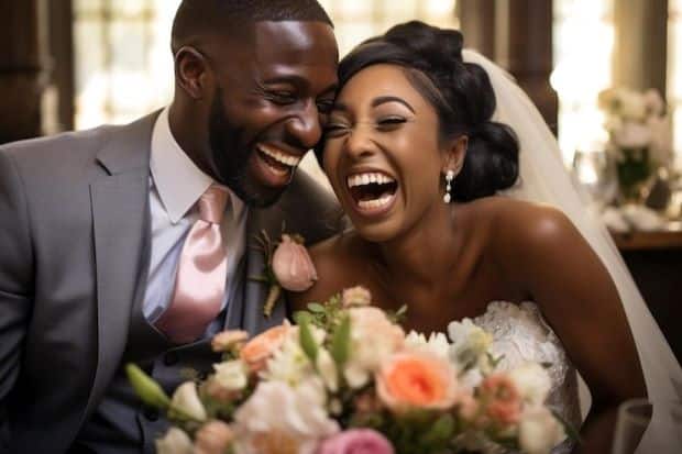 les mariés rigolent cérémonie de mariage bouquet dent bonheur
