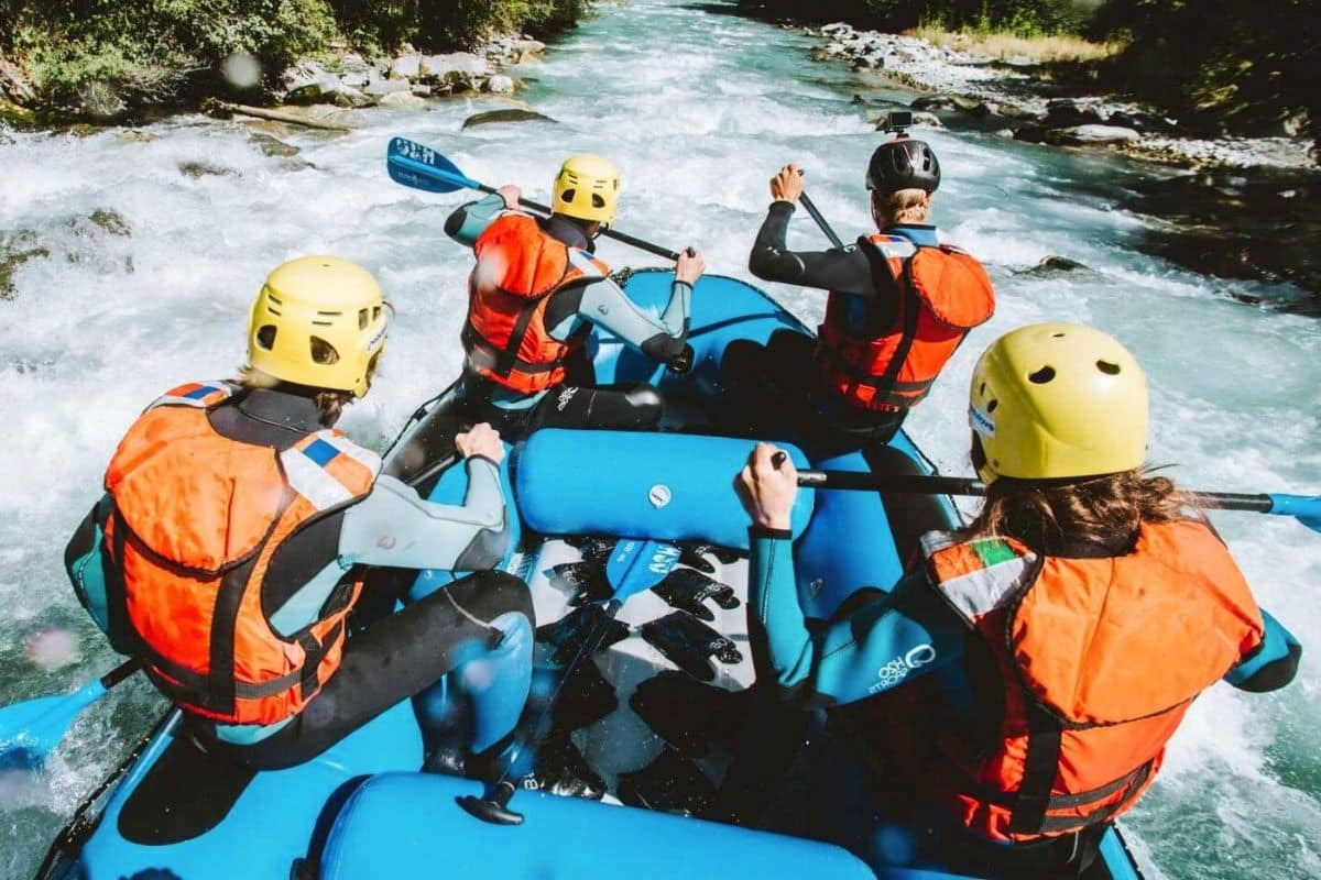 rafting entre amis bateau randonnée sportive sur torrent eau riviÚre activités sport bateau bleu casque gilet orange