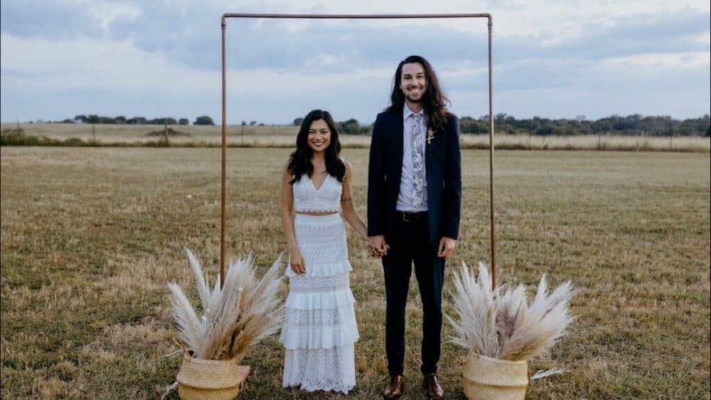 arche mariage bohème pas cher couple maries champ été