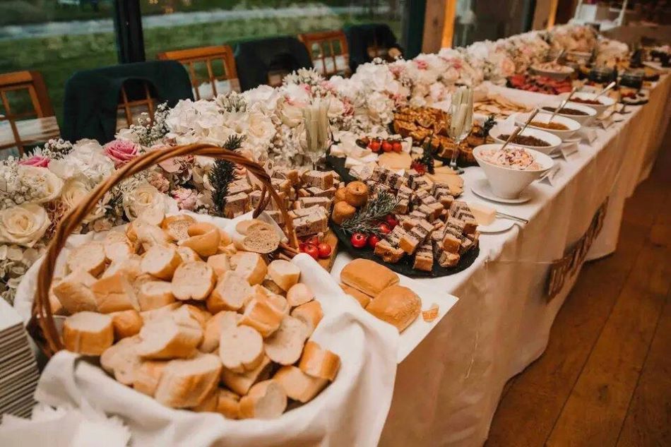 buffet de mariage table remplie victuailles